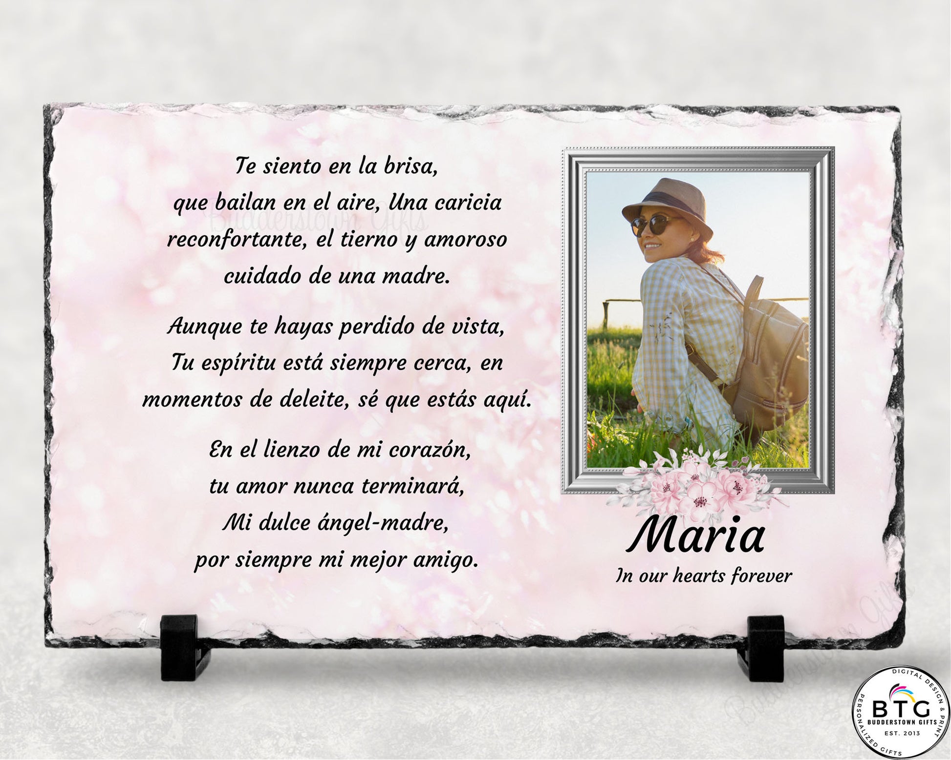 Spanish sympathy gift Photo Slate, printed with a beautiful poem. This Memorial Slate serves as a thoughtful gesture for your grieving loved one, expressing your heartfelt care during this difficult time. Alternatively, use it to honor and display the cherished memories of your late loved one. Measuring 7 1/2" x 11